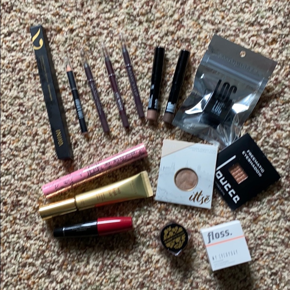 NWT lot of 15 mascara, eyeshadow, & liner samples.